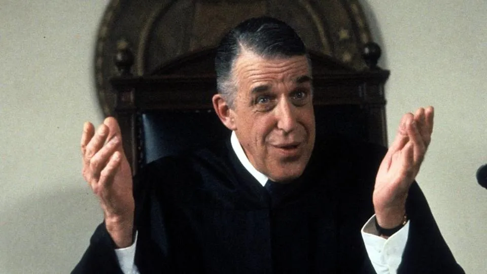 judge_in_courtroom_scene